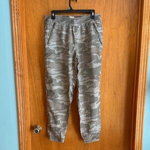 SO Women’s Green Camouflage Cargo Jogger Pants sz L